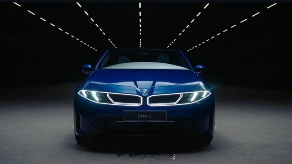 新世代BMW NA0 i3提前曝光，主打色应该就是这个蓝色了。比埃斯托蓝要深邃，