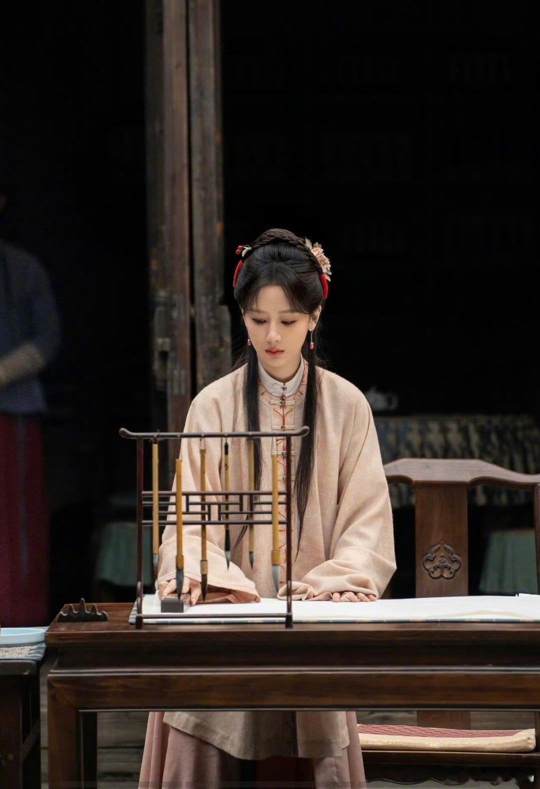 感觉杨紫是那种:一出场就让人觉得这把稳了的演员。《家业》不出意料的好看，播之前能