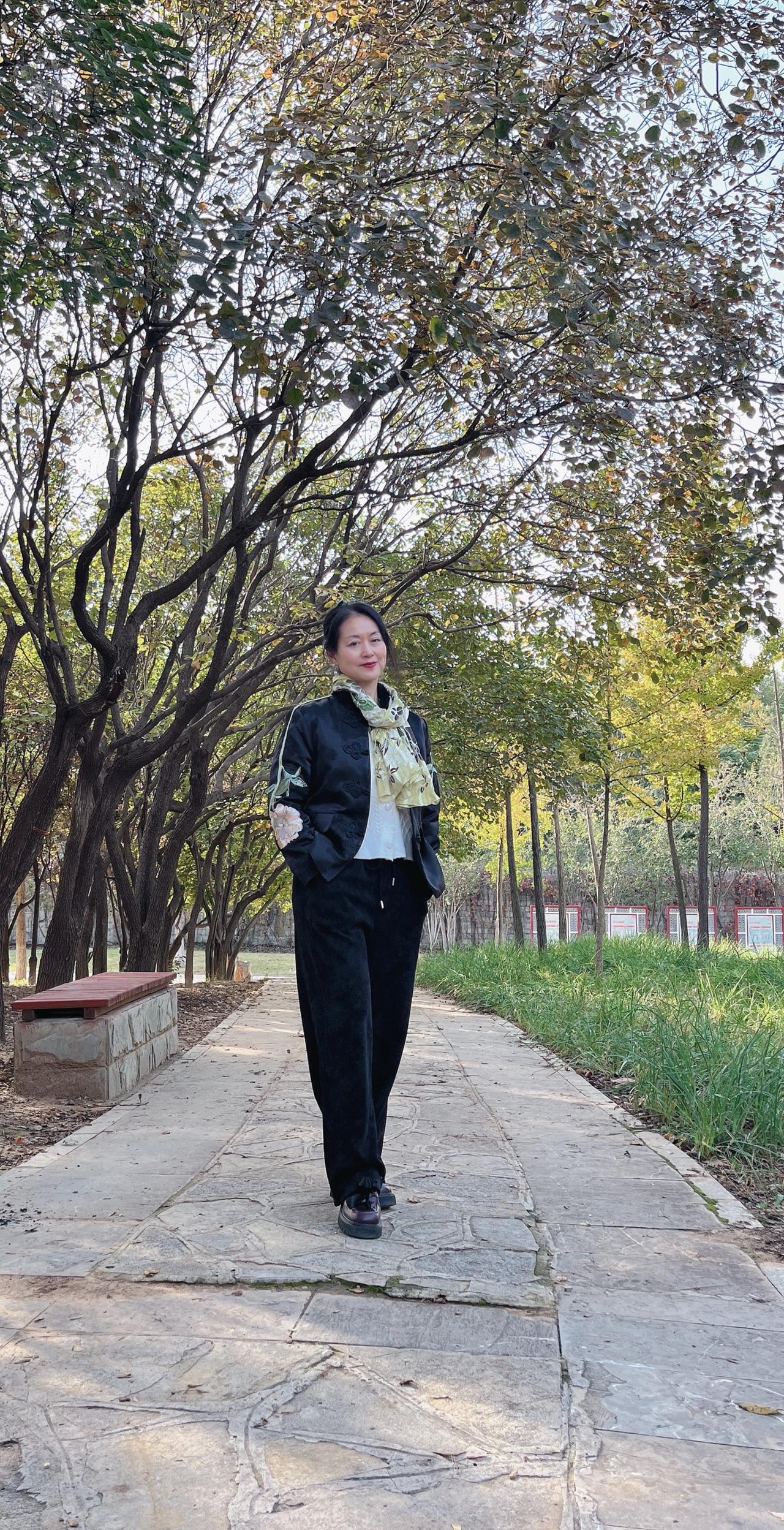 接纳遗憾，放过自己，人生没有完美，圆满藏在取舍里。不纠结过往，不忧虑未来，专注当