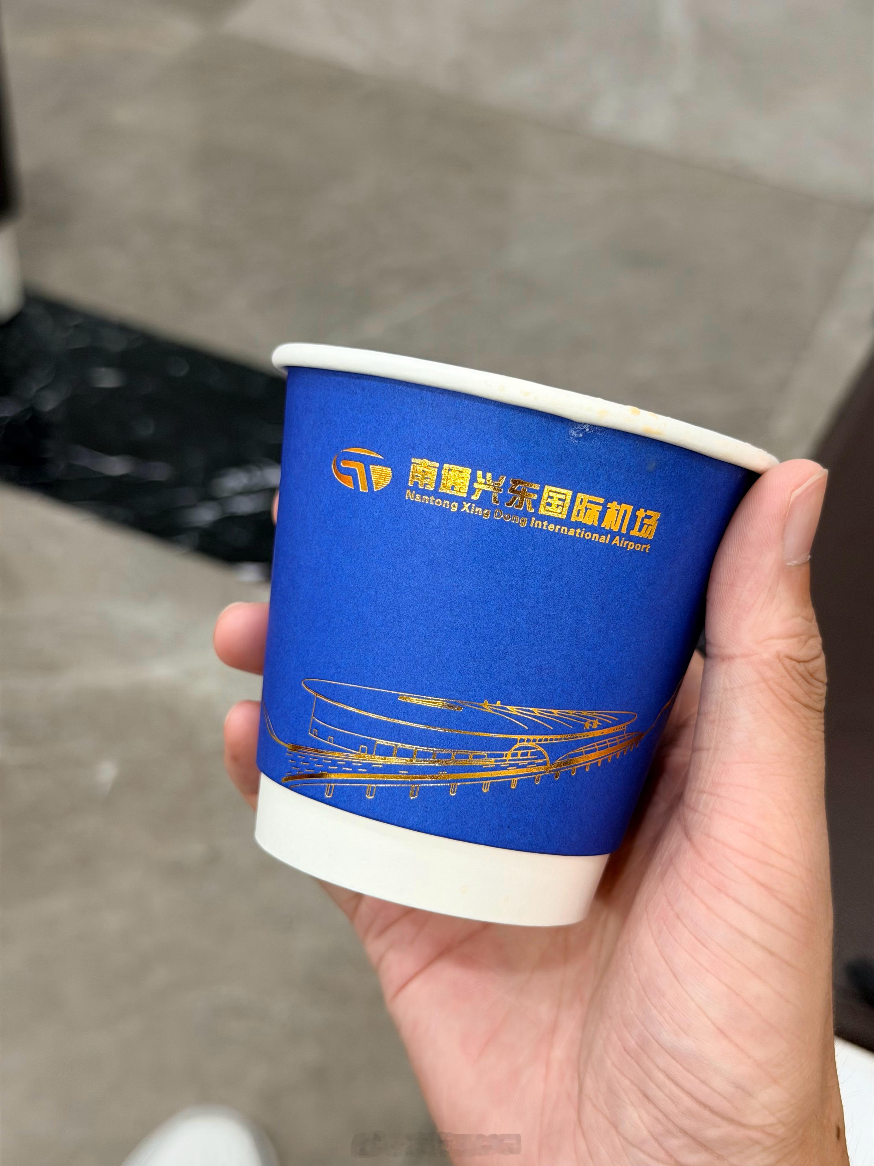 今天突然感觉自己老了，记性都不好了…安检完背着包就走，根本没想到自己还有个行李箱