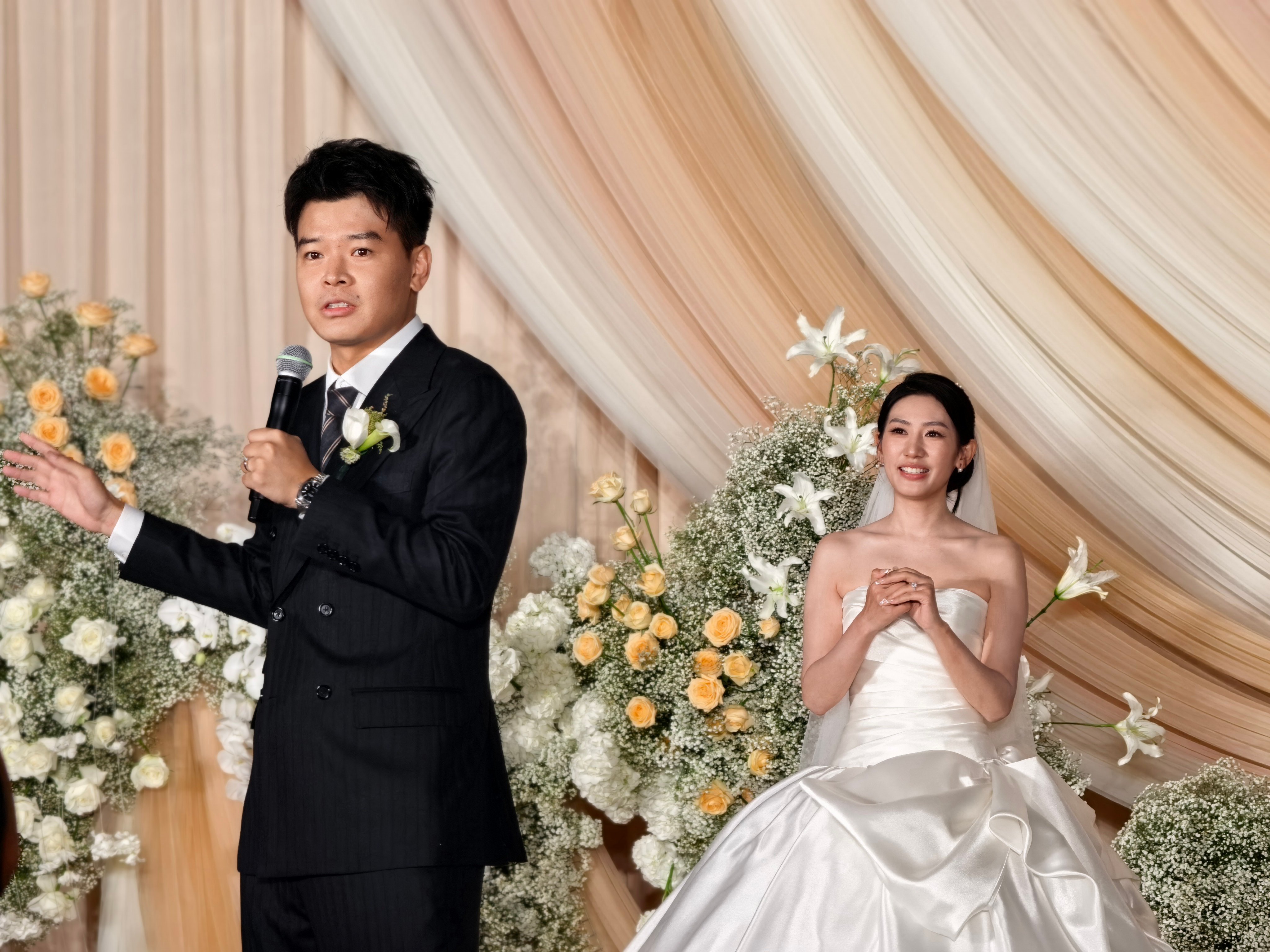 小吕在婚礼上太棒了，确认过了，这是嫁给爱情的眼神。Vlog第三集剪辑中，今晚发。