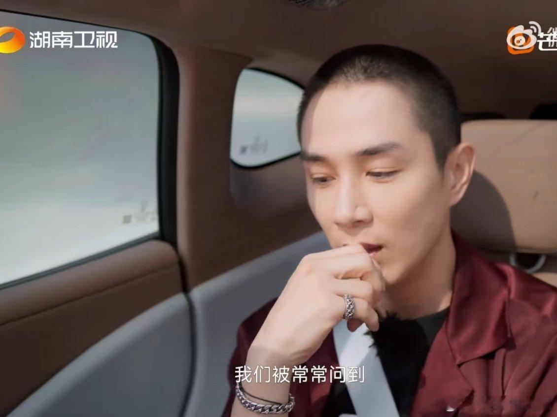 李承铉对戚薇没有秘密李承铉聊与戚薇相处模式，两个人能百分百信任，袒露所有秘密，还