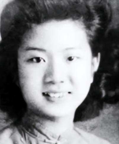 1949年，女战士刘惜芬在审讯室，敌人用刀划开衣服，恶狠狠地说：“不要不识抬举！