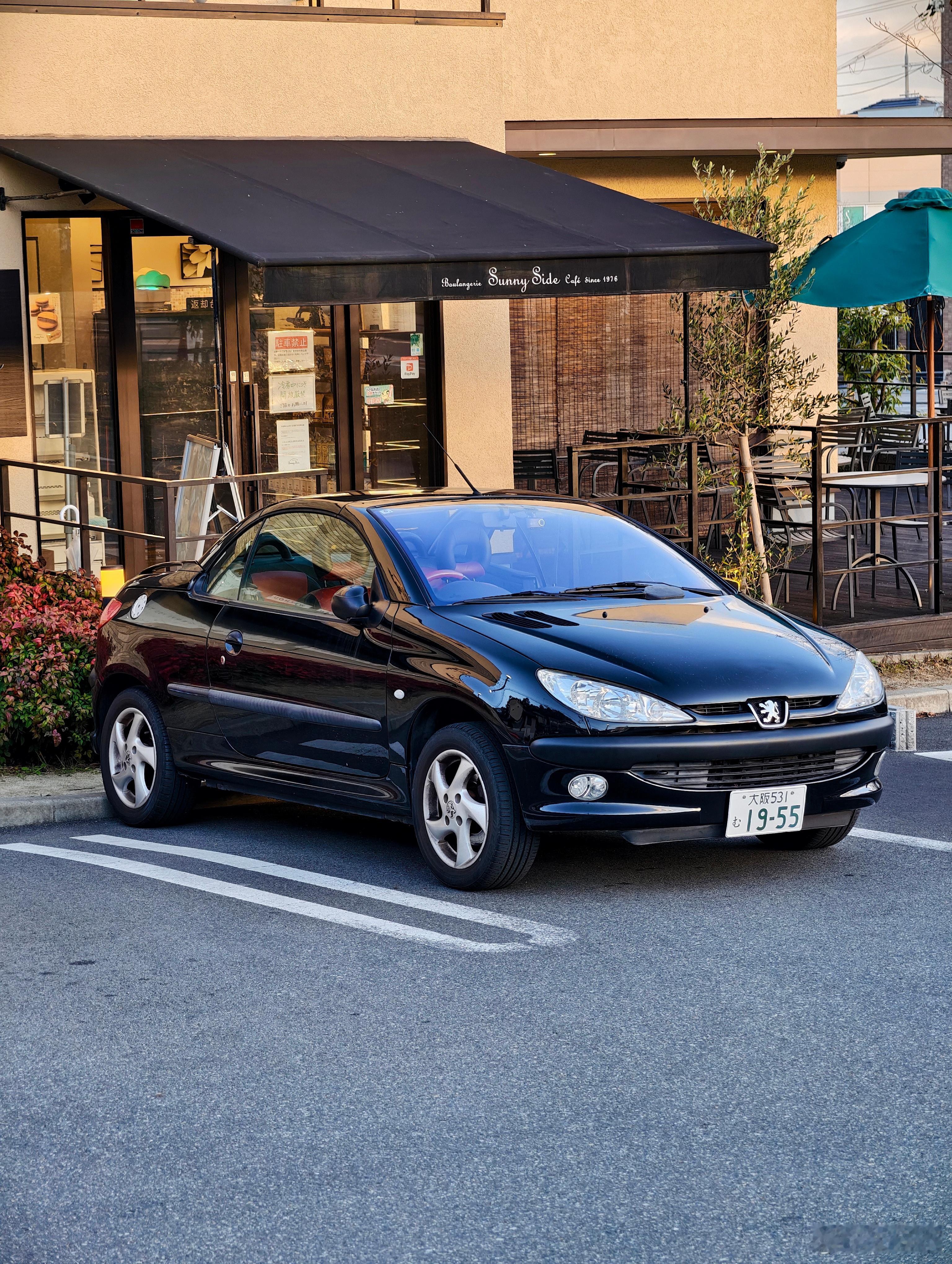 型车街拍偶遇标致206CC，二十多年前的硬顶敞篷，现在看依旧很有意思。按钮一按，