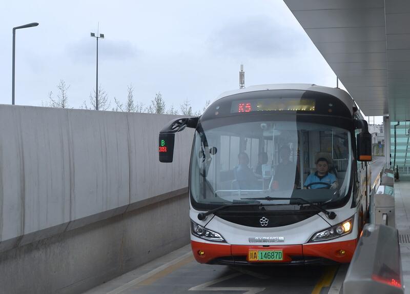 天津市通莎客运公司坐落在东站后广场，作为连接城市与远方的桥梁，它每天承载着无数旅