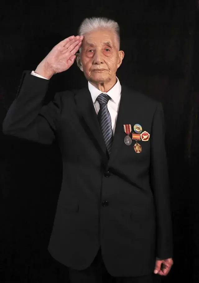 王贯三，男，1931年出生，河南潢川人，
1950年随部队入朝。作为卫生员，王贯