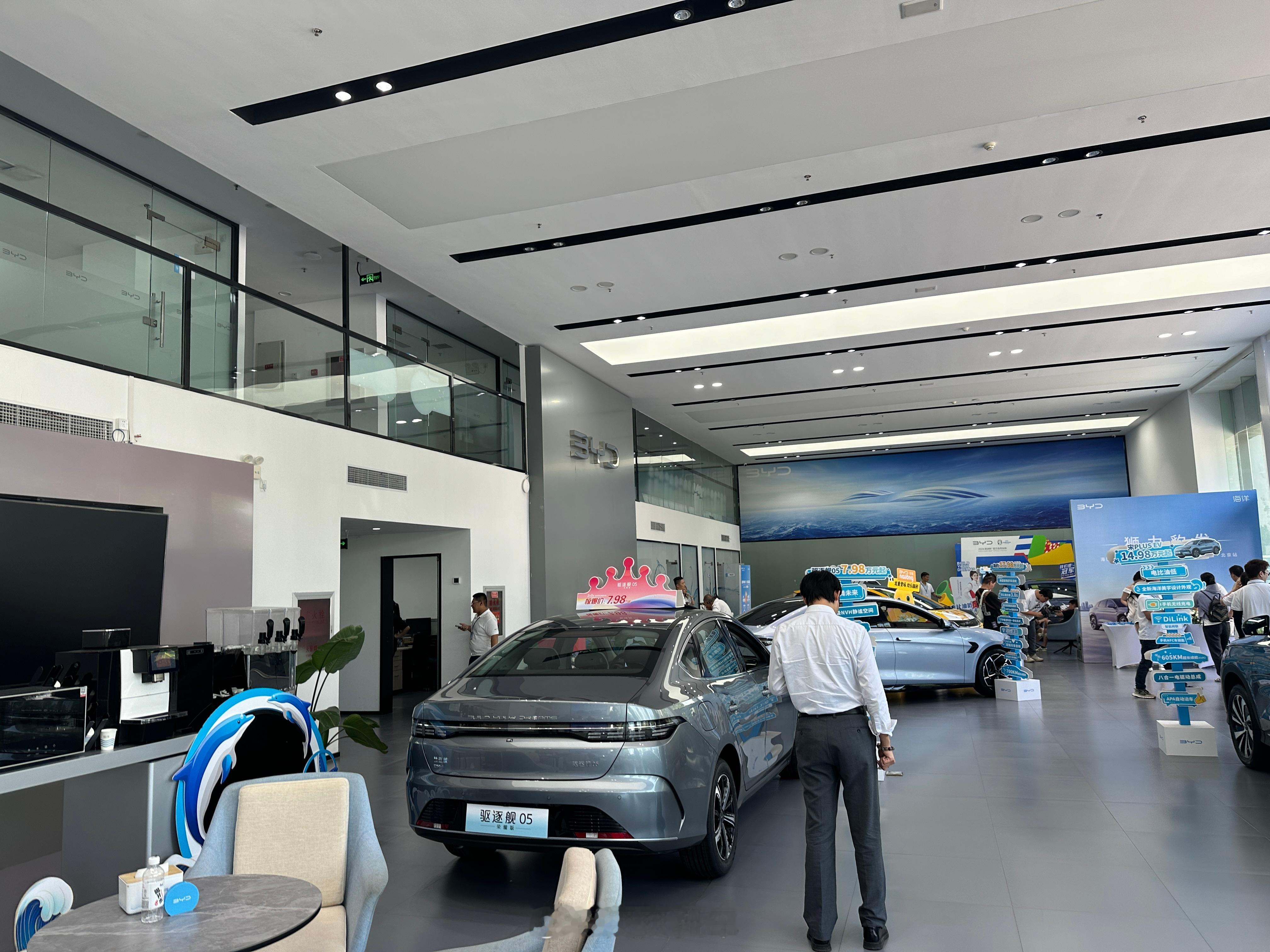 比亚迪4S店现在真是有干净又明亮 ​​​