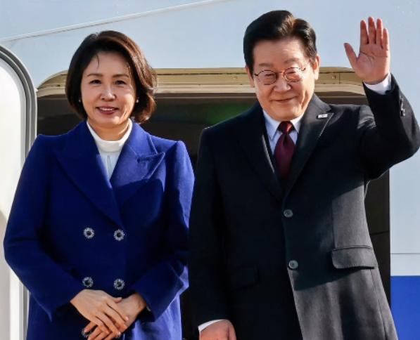 突发！刚刚，韩国总统李在明携夫人金惠景已经乘坐专机启程访华，据悉，李在明此次访华