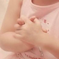 从小到大十指相扣的姿势永远不变啊郑妮妮🥺💕食指永远是翘起来的🥰 