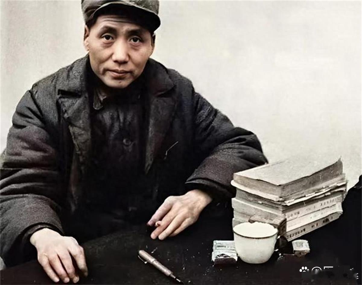 刚走完长征的毛主席，瘦骨嶙峋，面容憔悴，两眼炯炯发光，颧骨高耸，憔悴的让人心疼。