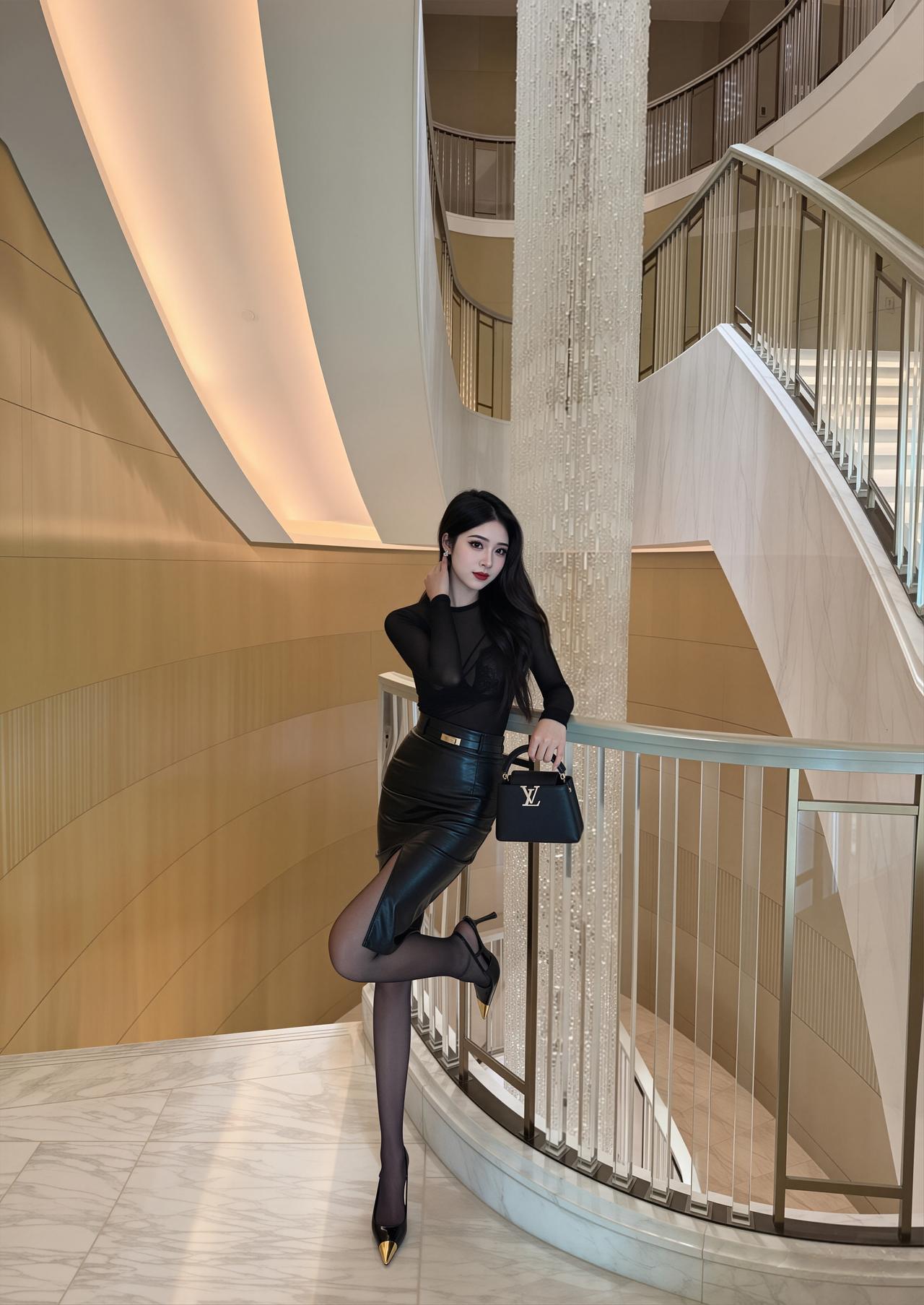 黑色皮裙的魅力为何经久不衰? 分享美女穿搭服饰
