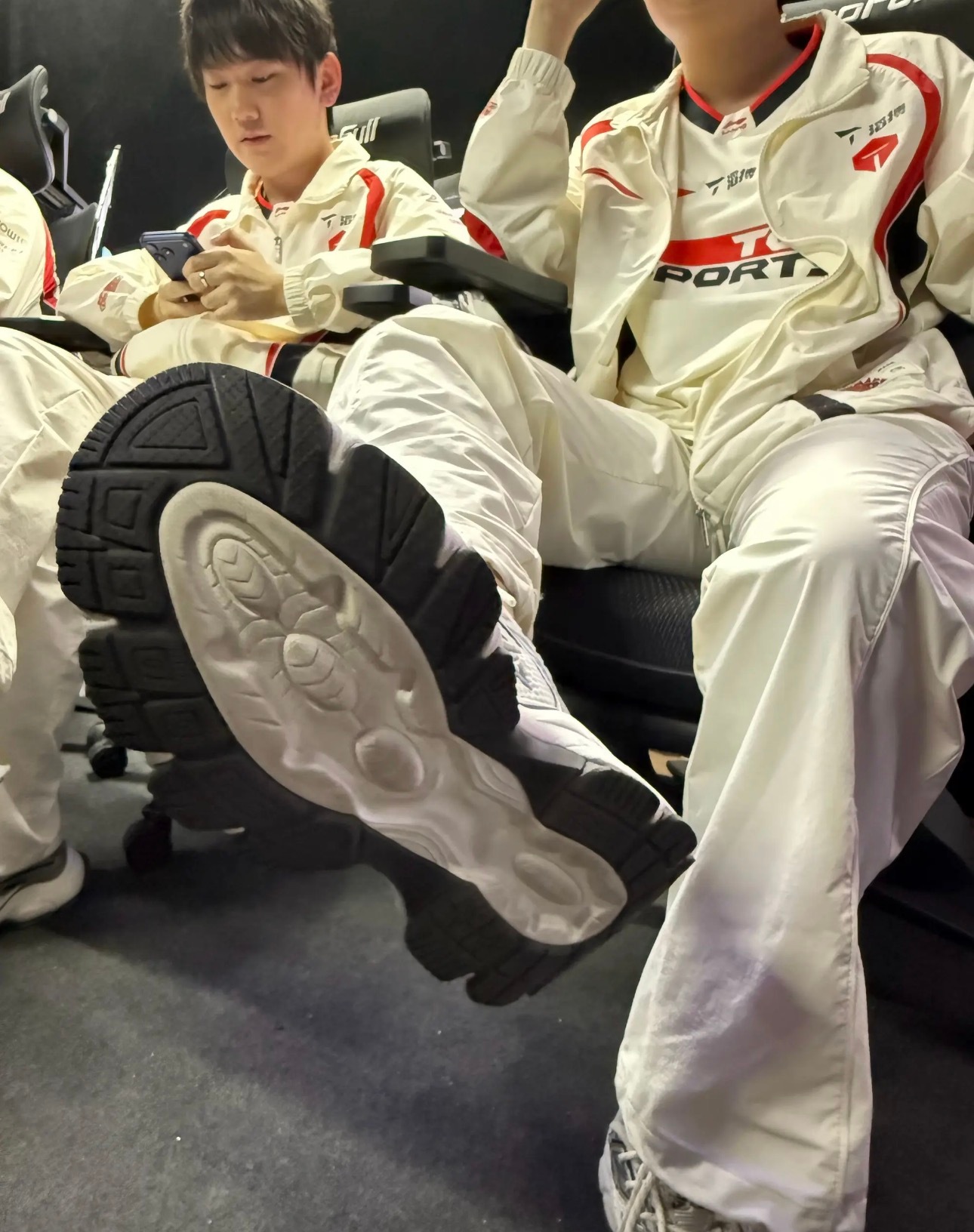 Tian赛后发鞋底照 Tian赛后社媒发鞋底照：帮我生成一张脸，并且艾特卓哥事情