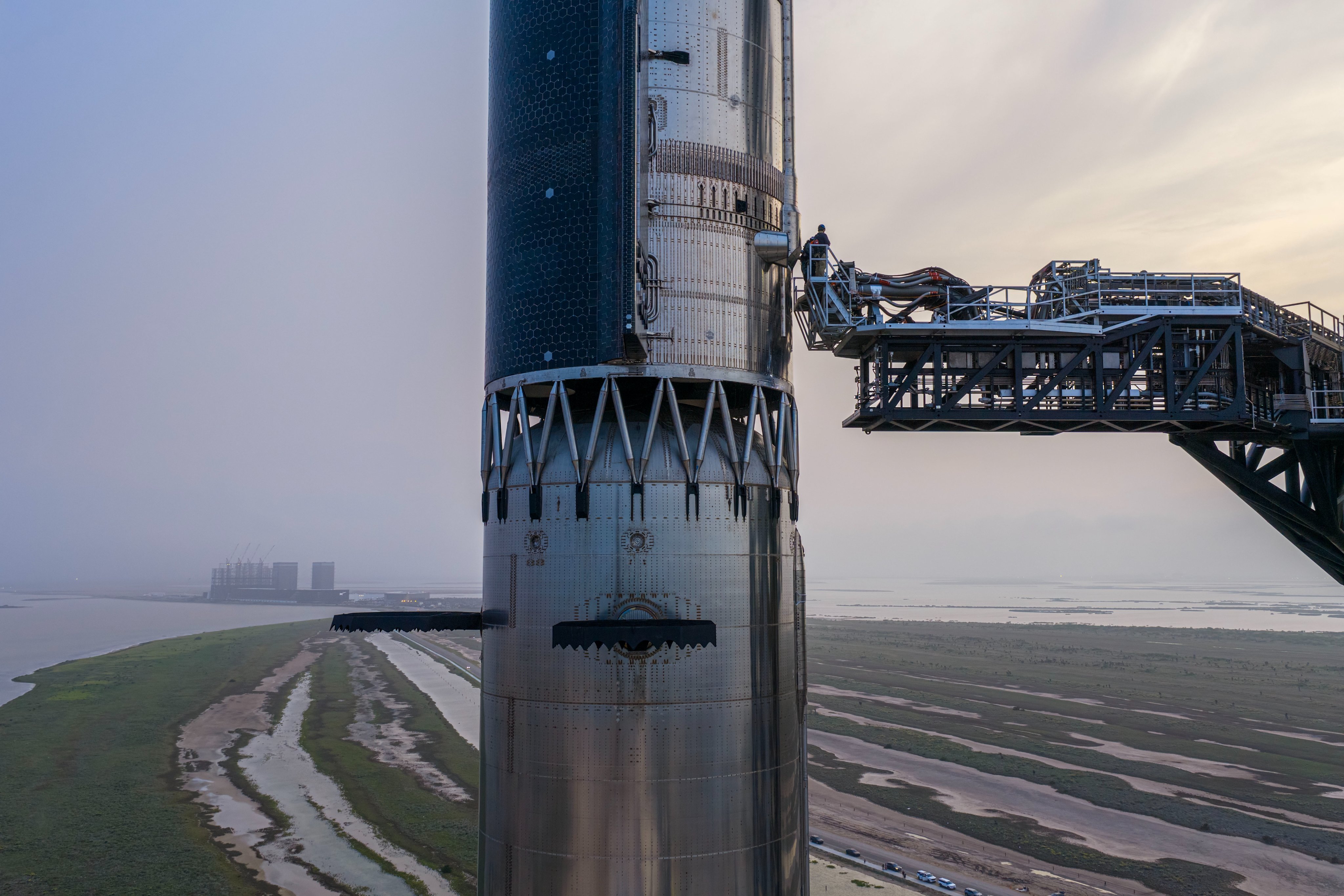 SpaceX发布星舰12飞合体照片，这次堆叠上去应该就不会再下来了。5月22日6