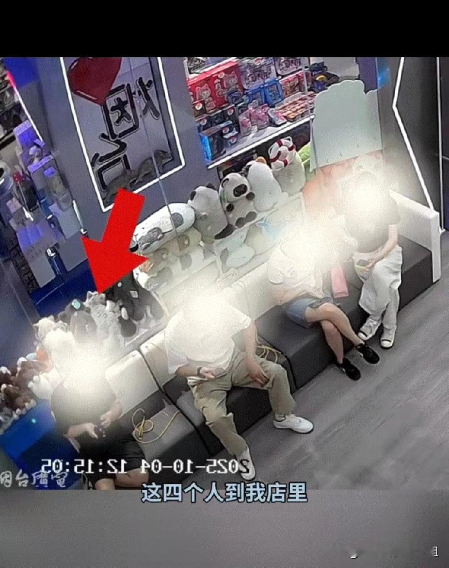 太坏了！山东烟台，一黑衣男子和朋友们结伴到一家店里免费给手机充电，结果临走之时，