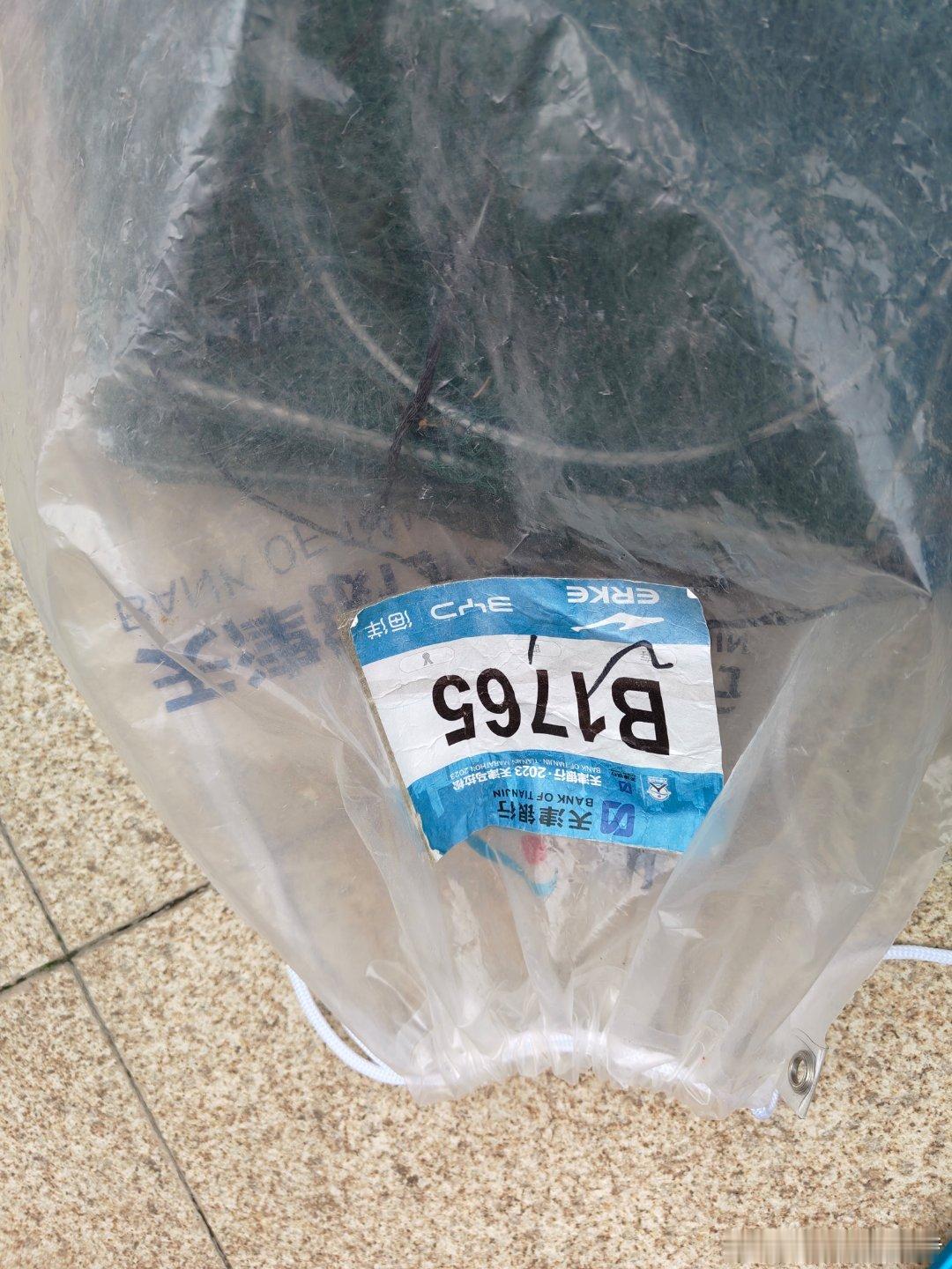 骑着我的小电驴，全家出动去捉鱼。结果必走之路被警察给封锁住了，还停了一辆警车看着