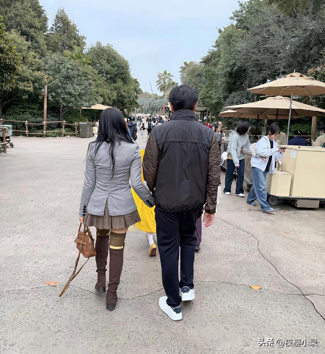 伊能静与秦昊牵手逛上海迪士尼，伊能静衣服小了，秦昊白头发好多，伊能静拒绝路人合影