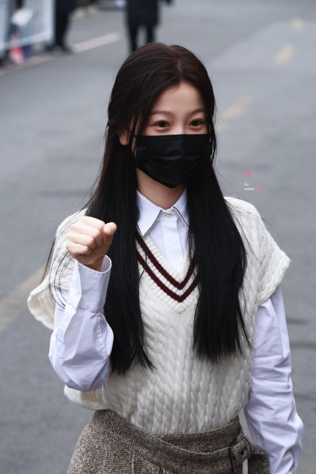 虞书欣双马尾学妹造型虞书欣终于穿厚一点了  虞书欣今日上班路透来啦！咱就说终于穿