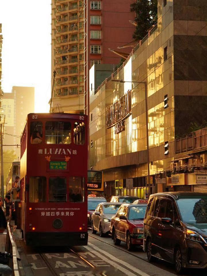 鹿晗痛城香港 香港变成鹿晗主题乐园！从维多利亚港到旺角街头，电子屏、交通工具、地