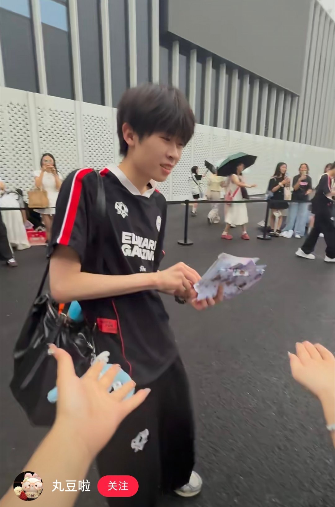 好想去线下对狗儿伸手手 