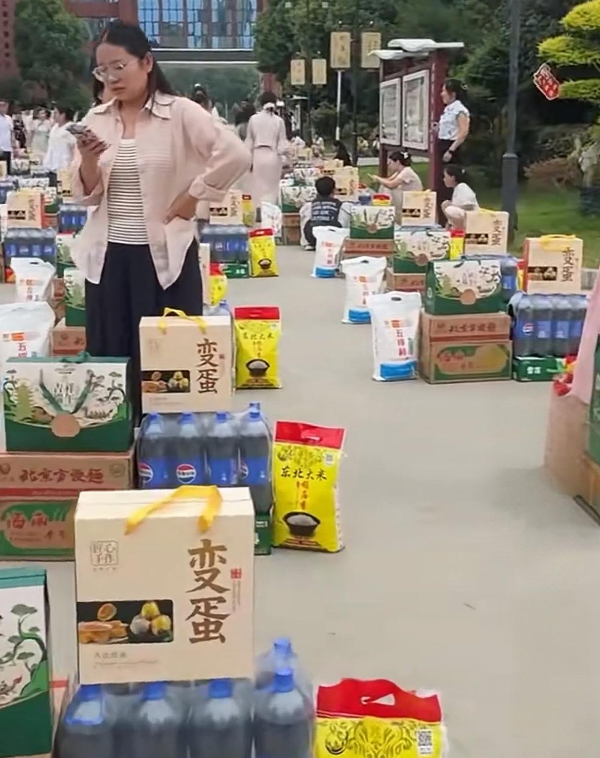 哪个学校端午发这么多福利啊？还这么张扬？莫非是有人故意抹黑？