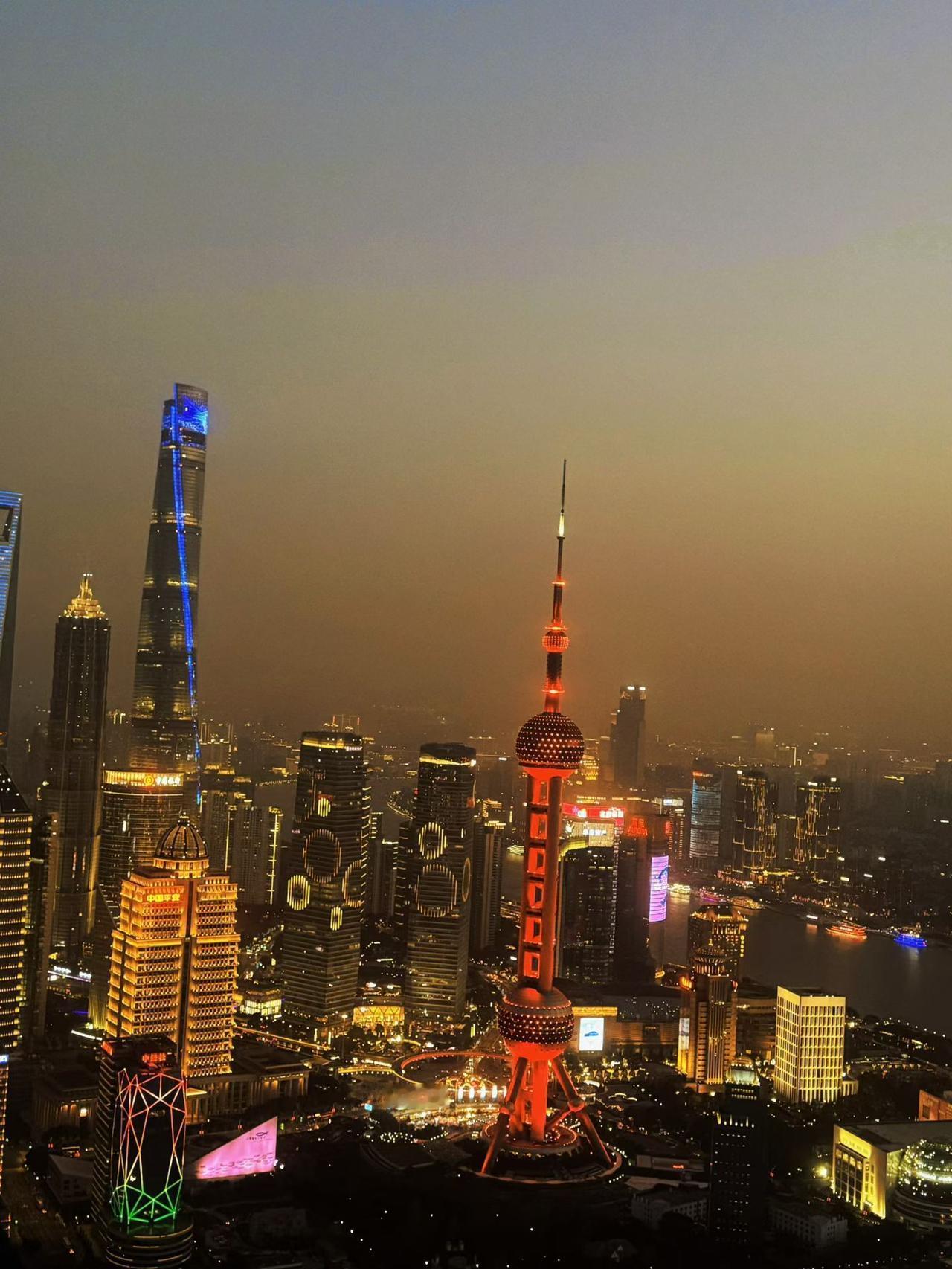 世人皆知“隔壁老王”这个梗是笑谈，却少有人知，这背后藏着一段隐忍一生的深情。
北