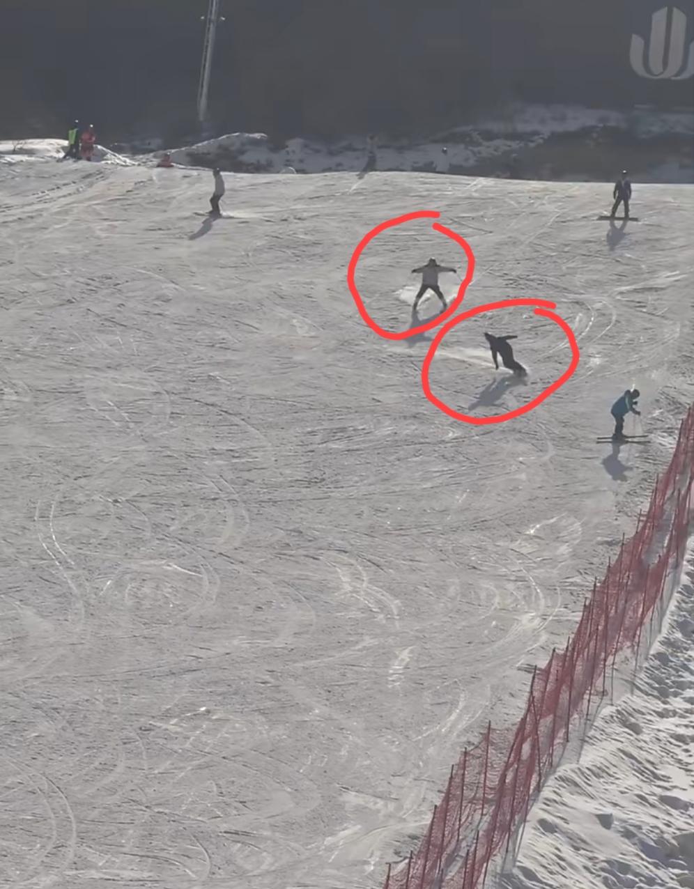 发生在雪道上的一起碰撞事故:滑双板的从上疾驰而下，滑单板的则是在雪道上玩大回环动