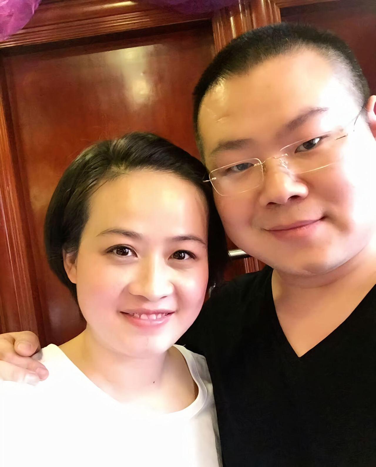 一、长相与台风：自带喜感，人畜无害
 
- 圆脸憨相：脸圆、眼小、笑起来憨厚，看
