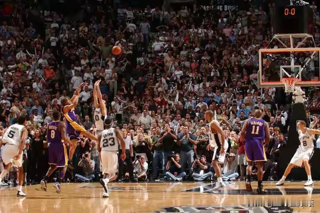 #NBA有哪些假象欺骗了我们很多年#
大家都知道，季后赛的费舍尔很可怕！
几乎就