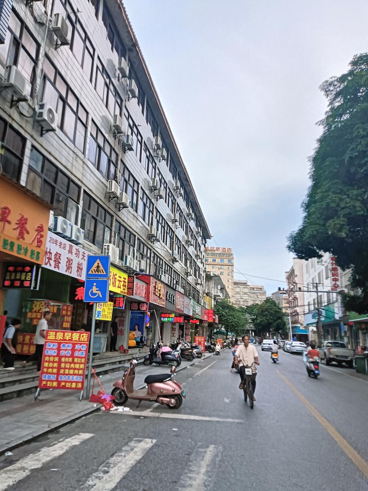 下午在陆川县步行街附近吃了份快餐，这里的快餐价格素菜饭6元起步。一荤两素的快餐是