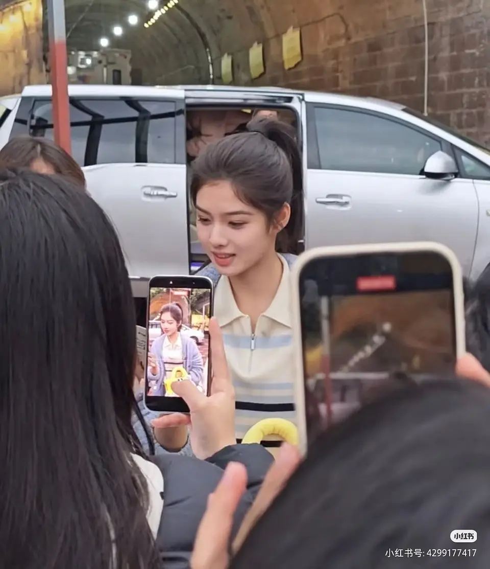 路上偶遇这是女明星吗？有点素人 