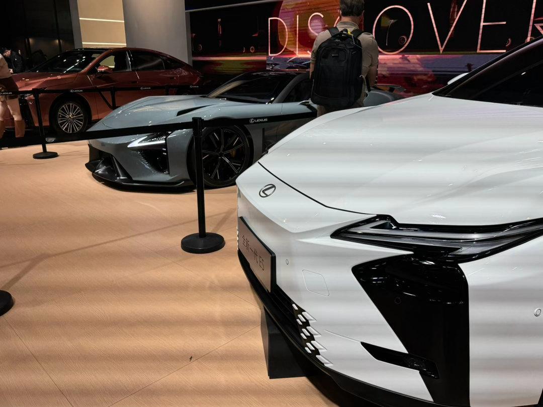 这两台车停在一起就会让你怀疑，这tm是同一个品牌做出来的作品？ 