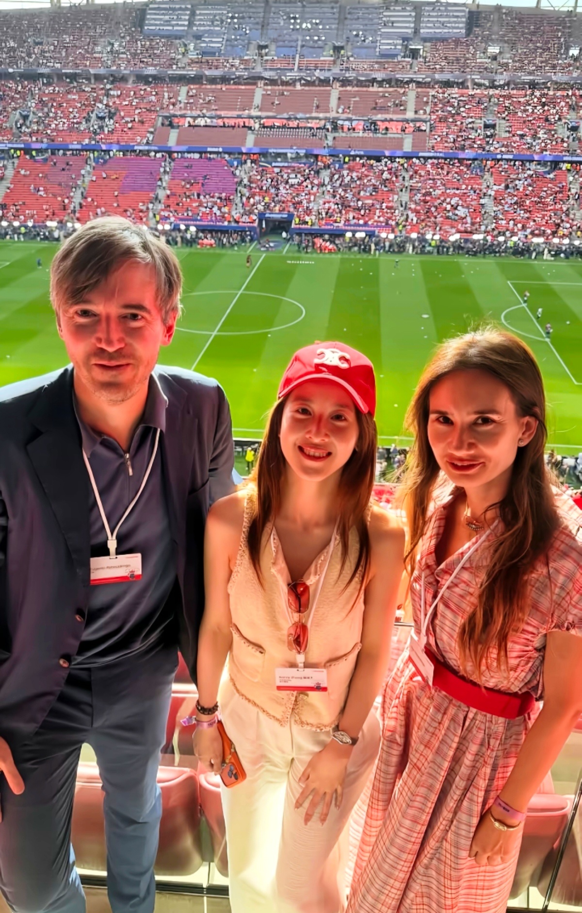 我觉得章泽天看欧冠这事儿，评论区清一色夸她副乳自信、戴三百万表很接地气，这舆论风