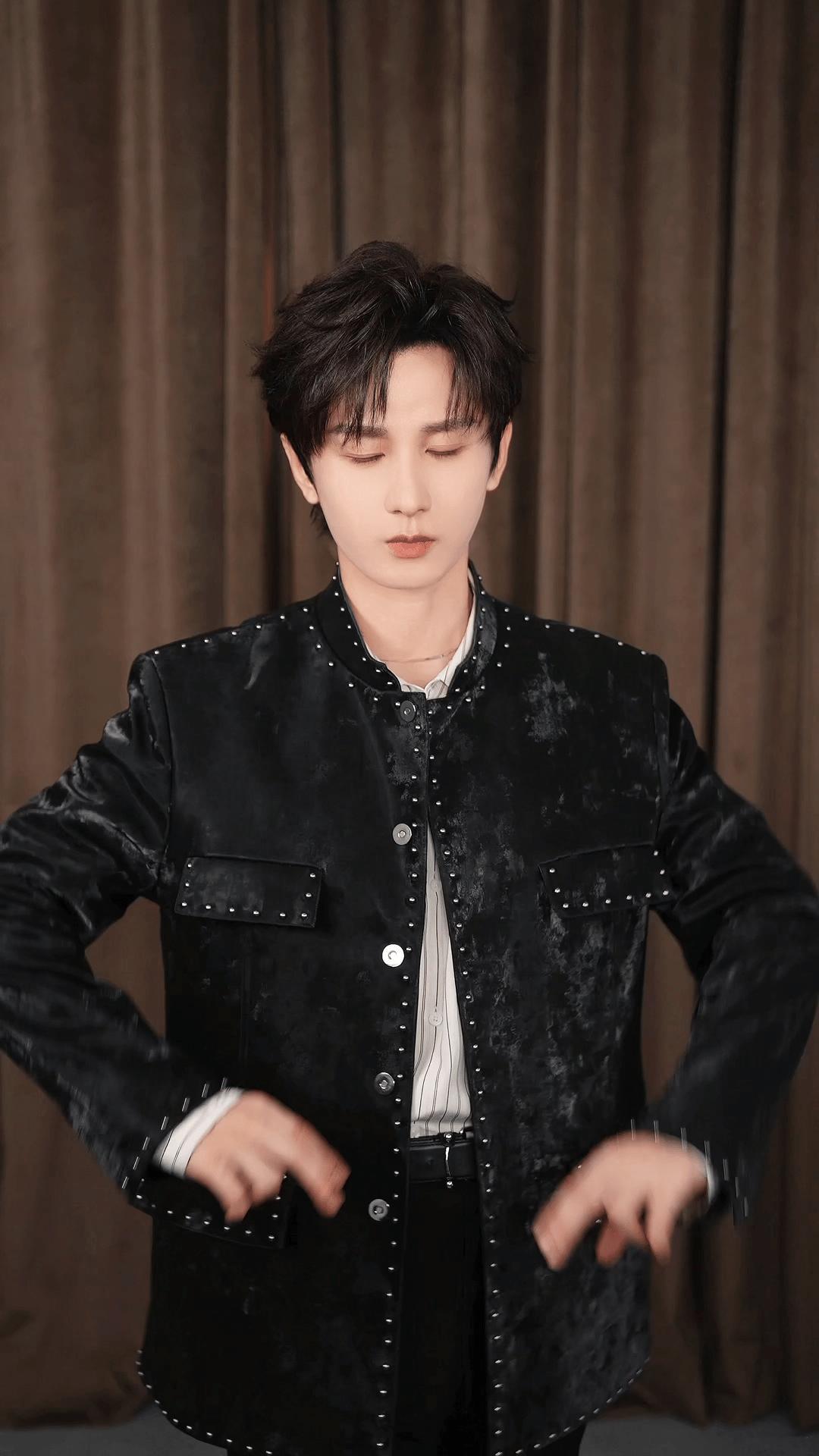 成毅施法召唤出一个王权富贵少爷成毅这施法手势太有力量感了，下一刻，王权富贵少爷就