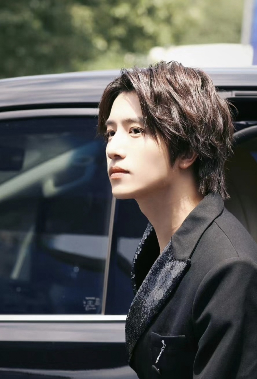 #原来周震南张颜齐是伯远的爱徒#喜欢看舞，尤其喜欢看到艺人跳舞，魔性十足。好奇是