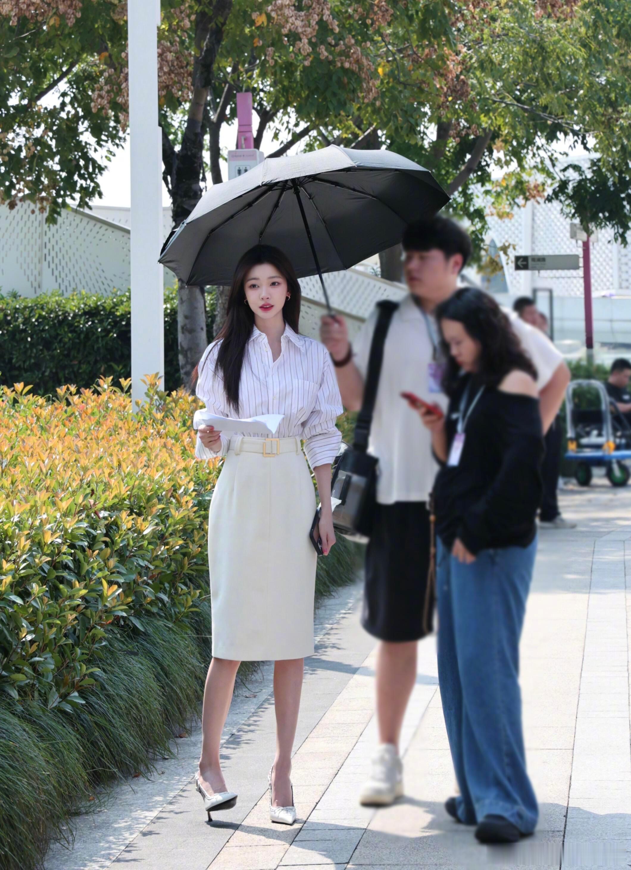 易梦玲《美人余》路透，她穿现代装真的太美了！ ​​​