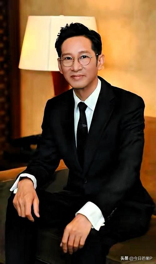 演员王劲松，今年五十八，无儿无女，没有结过婚。有记者问他，不想找个人共度余生吗，