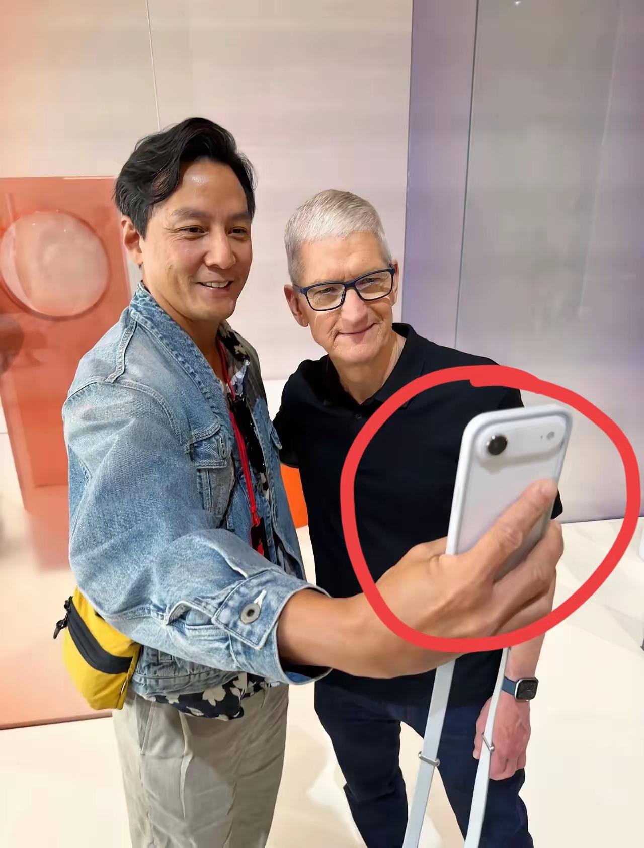 吴彦祖用的手机是苹果还是华为？贵不贵啊？