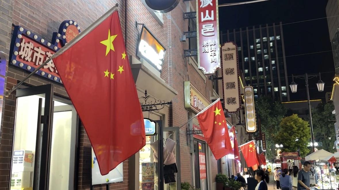 红旗飘飘迎国庆之洛阳街景。国庆假期，双节来临，洛阳的街头红旗飘飘，丹桂...