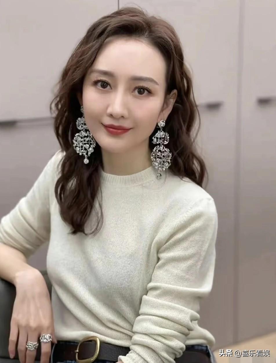 王鸥，说自己一直是单身
 
3月21日晚，王鸥在直播里直接摊牌了，称自己一直是单