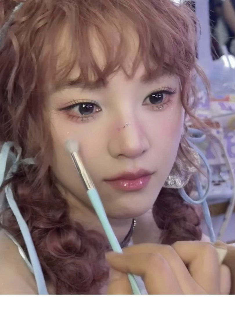 黄灿灿的奖杯也是黄灿灿的 粉丝送了个毛绒小奖杯，黄灿灿抱着不撒手还祝大家都能拿黄
