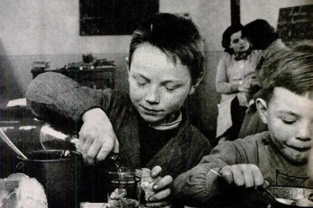 1956年前法国法律允许小学生午餐喝酒（部分带稀释葡萄酒或烈性苹果酒），因醉酒学