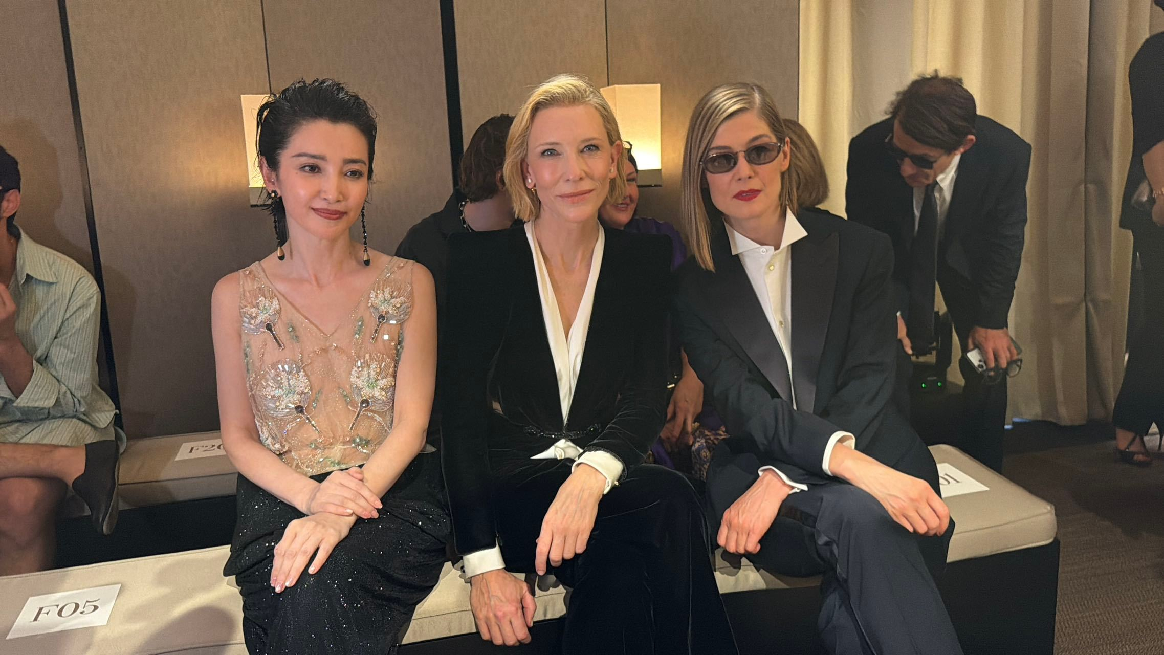 李冰冰身着扇形刺绣礼服亮相巴黎高定周Armani Privé 2026 秋冬高级