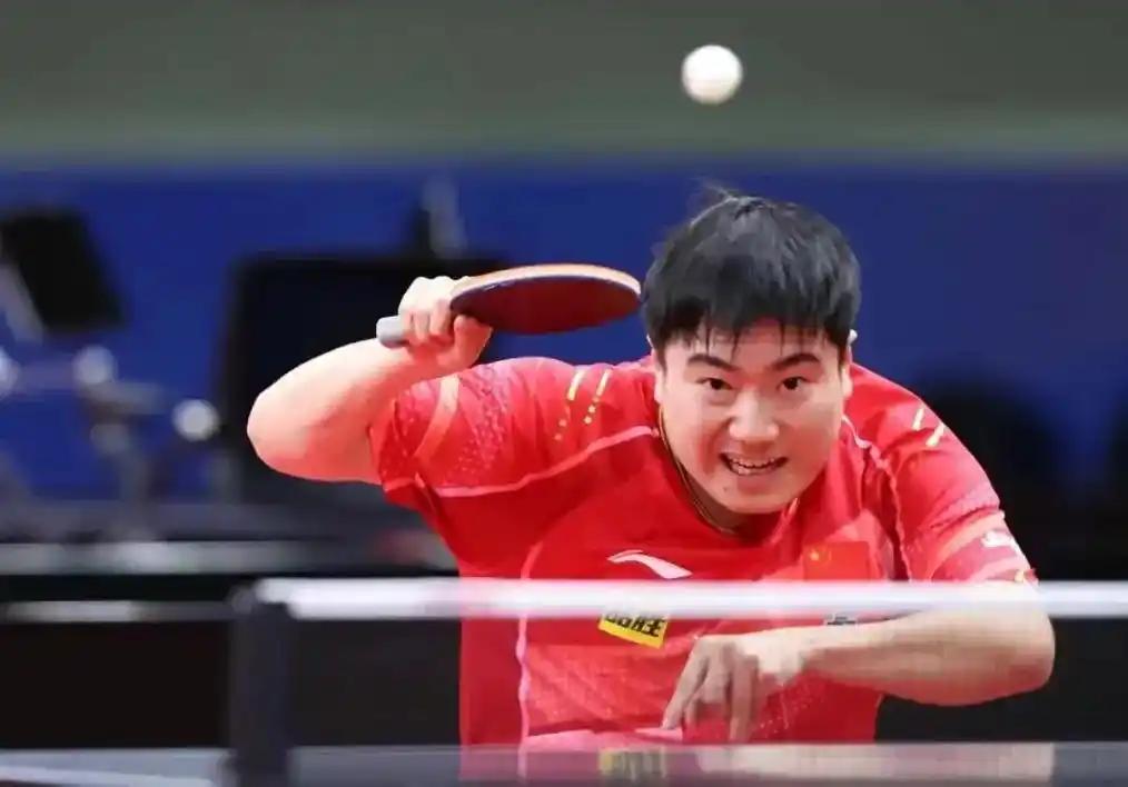 “靖王”梁靖崑：赛场硬汉，憨甜萌主

在国乒的璀璨星河里，梁靖崑有个超酷的称号—