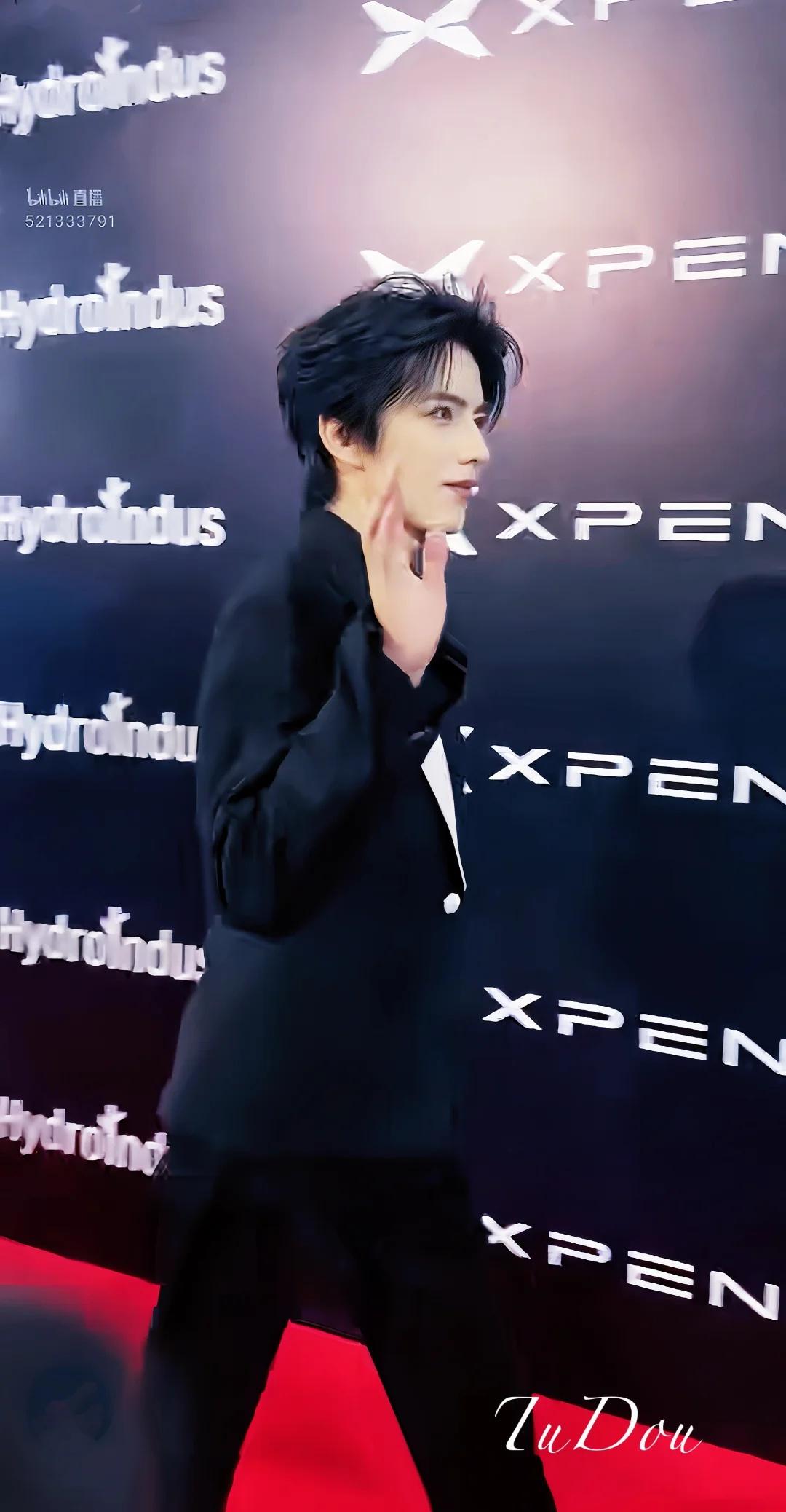 自修图｜我家产就这么权威💜💙微博之夜红毯 奥利淑元