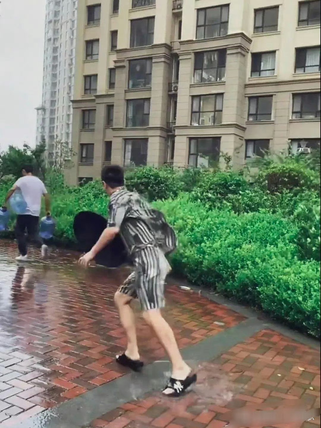 不怪李小璐为他生孩子，真人确实帅气，身材也很好 