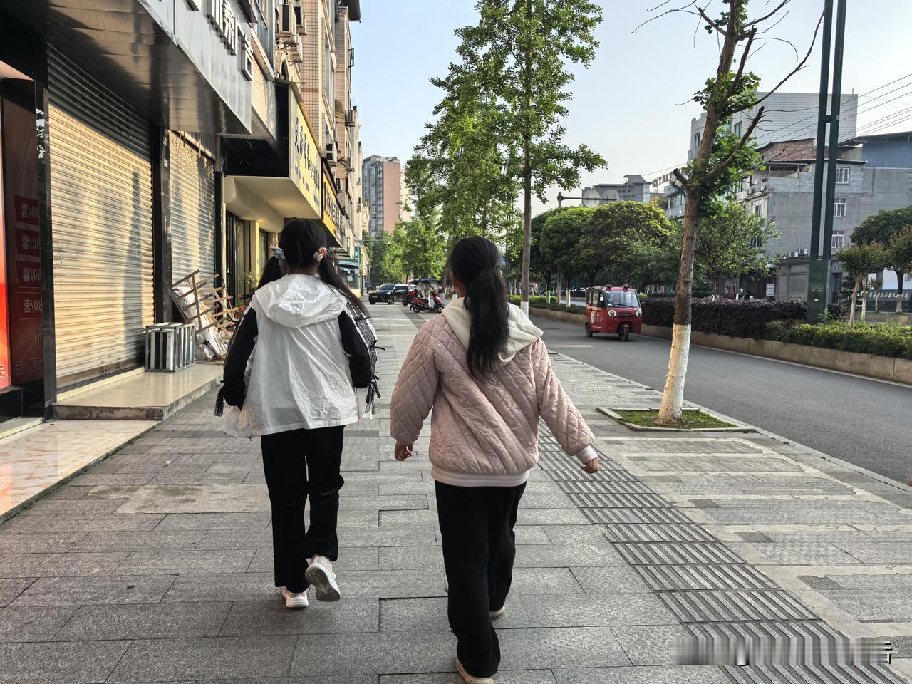 今天大丫头生日，我带两个孩子到名山去逛了一圈。买了不少吃的喝的，一天就花掉了我两