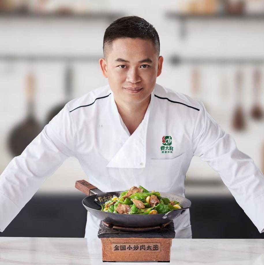 湘菜文化研究系列之七十九

费大厨：湘菜文化的占领与烟火熏烤的湖湘交响

文/中