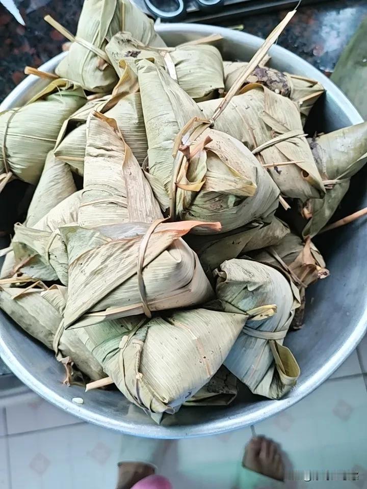 又是下雨天，早上拍打完，平甩半小时，下楼溜达了一圈，不能走远啊。
     吃完