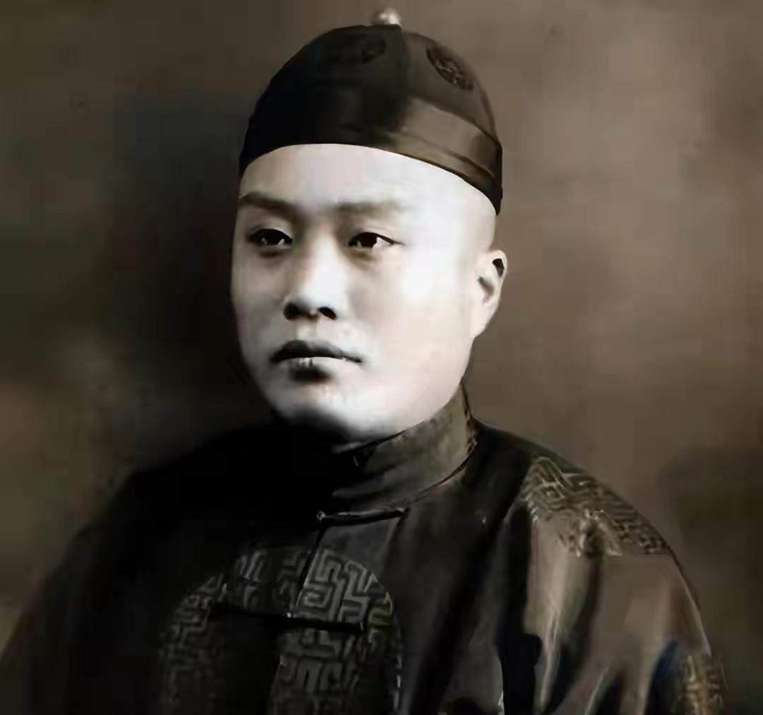 1904年，一个注定要被历史铭记的年份。慈禧太后亲手在折扇上轻轻划下那一笔，钦点