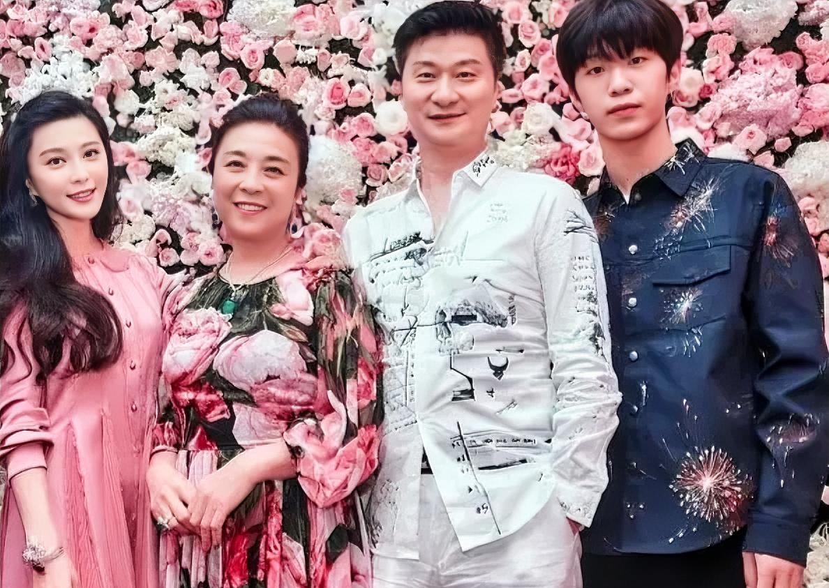 7月5日，范丞丞父亲范涛现身烟台，全程陪同范丞丞出席中国电影导演之夜。
今年已经